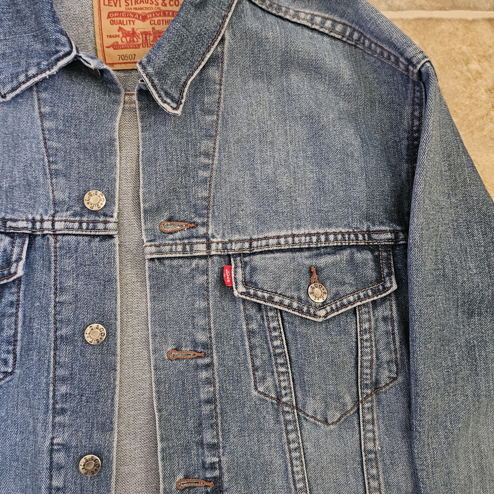 Levi's Light Blue Vintage-Style Denim Jacket - Picture 6 of 9